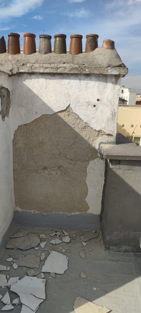daño en la fachada y cubierta edificio