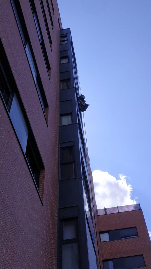 trabajos verticales pintura de fachadas en Tarragona 5