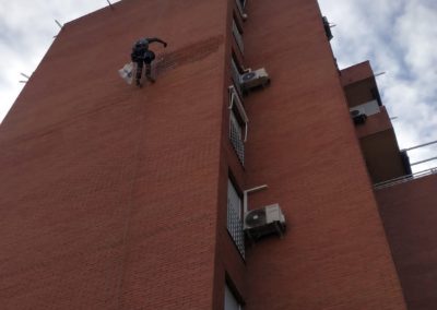 Rehabilitación de fachadas en Tarragona pintura de edificios de ladrillo visto