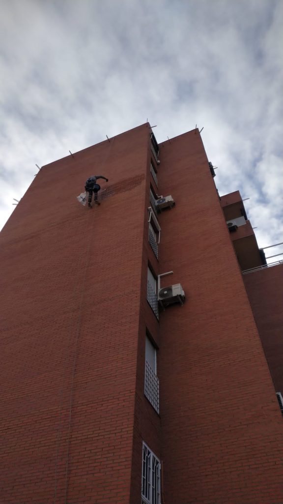 Rehabilitación de fachadas en Tarragona pintura de edificios de ladrillo visto